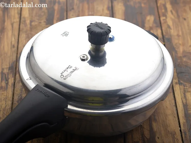 स्टेप 15 – प्रेशर कुकर का ढक्कन बंद करें और २ सीटी के …