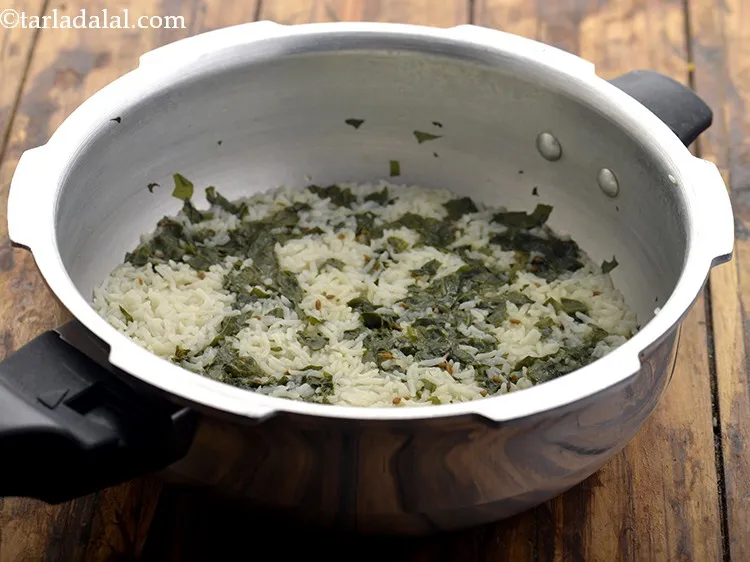 स्टेप 16 – <strong>बच्चों के लिए पालक पनीर चावल </strong>पकने के बाद एसे …