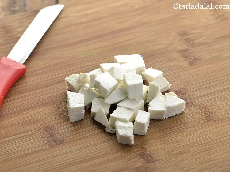 स्टेप 4 – पनीर को छोटे टुकड़ों में काट लें और एक तरफ …