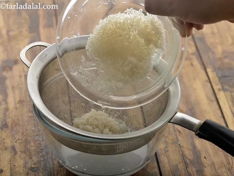 स्टेप 6 – चावल को छान लें और पानी को निकाल दें। धुले …