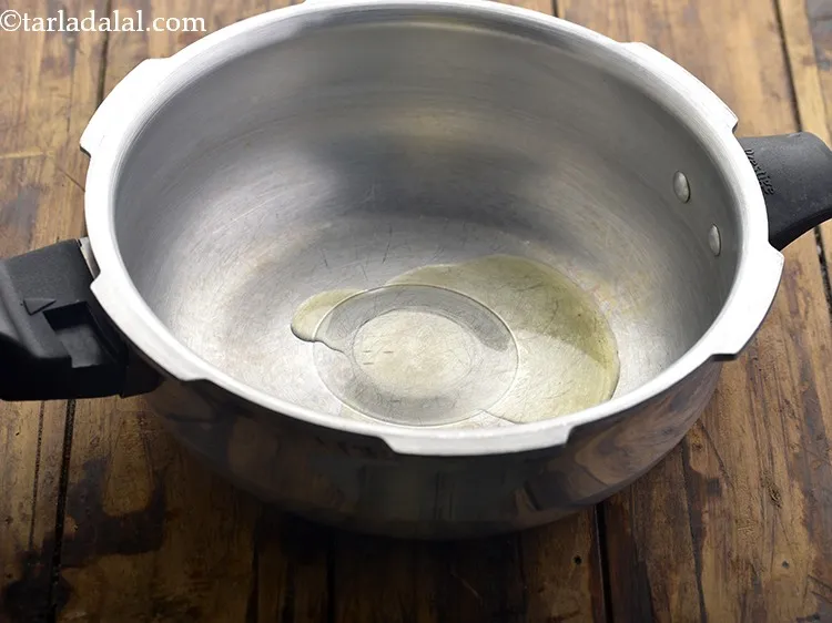 स्टेप 7 – अब एक साफ प्रेशर कुकर लें और उसमें १/२ टीस्पून …