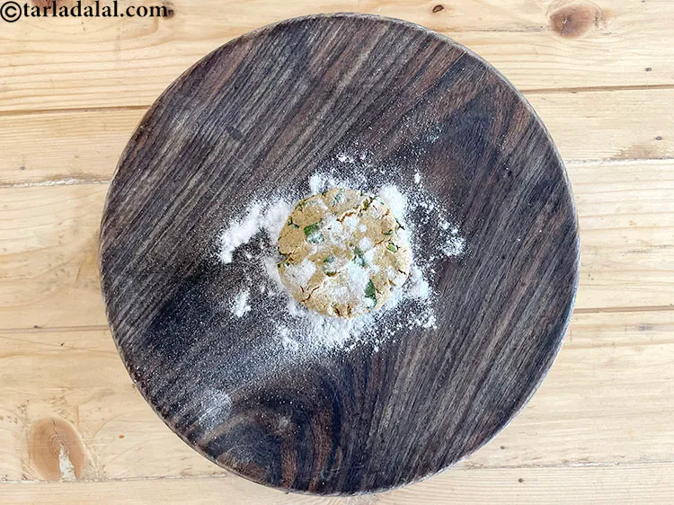 स्टेप 16 – अपनी हथेलियों के बीच एक हिस्से को समतल करें। चावल …