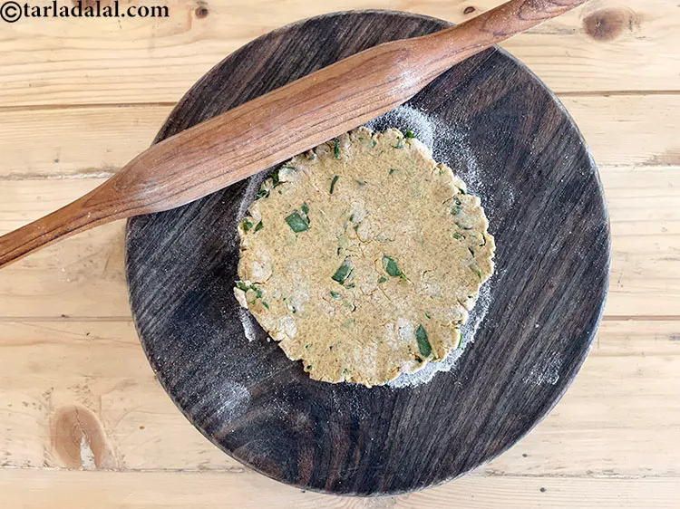 स्टेप 17 – प्रत्येक भाग को चावल के आटे का प्रयोग कर, १०० …