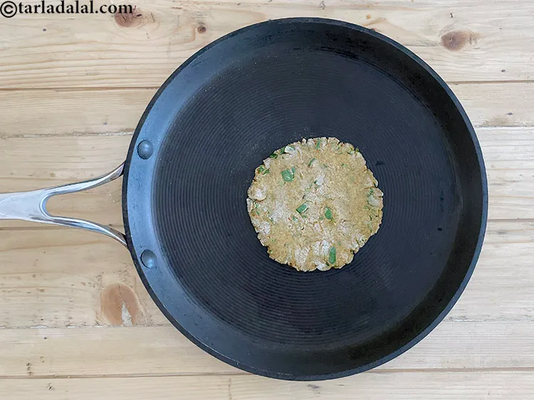 स्टेप 18 – एक नॉन स्टिक तवा गरम करें और रोटी को एक …