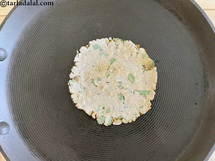 स्टेप 19 – पलटें और दूसरी तरफ से भी पकाएं।