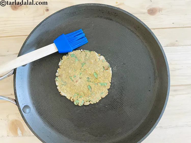 स्टेप 20 – तेल से रोटी को ब्रश करें।