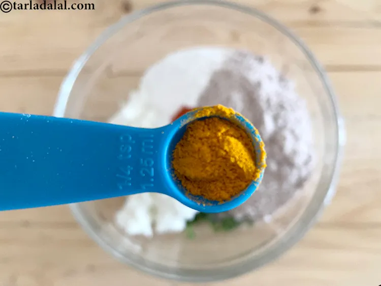 स्टेप 8 – १/४ टी-स्पून <a href=""https://www.tarladalal.com/glossary-turmeric-powder-haldi-hindi-645i"">हल्दी पाउडर</a> डालें।