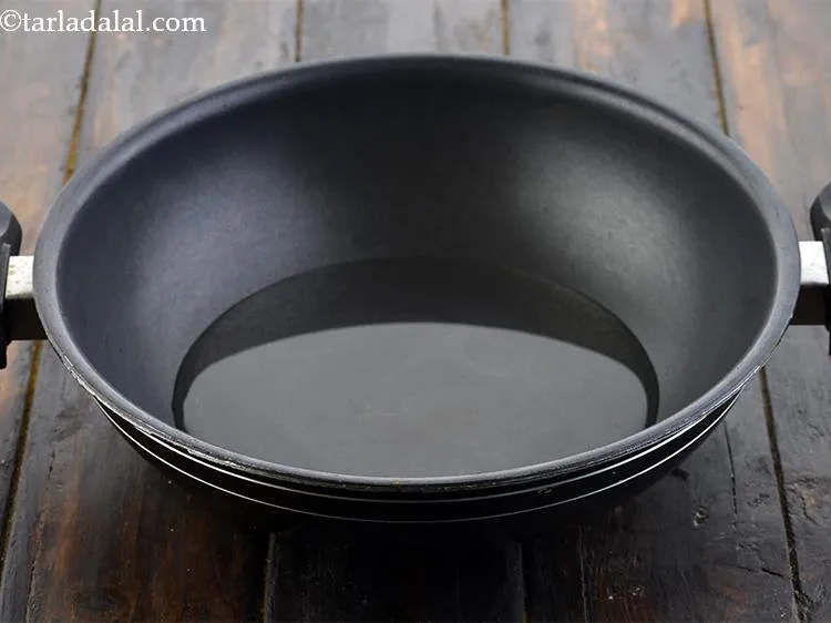 स्टेप 1 – <strong>रेस्टोरेंट स्टाइल पालक पनीर</strong> के लिए प्याज-काजू की पेस्ट बनाने …