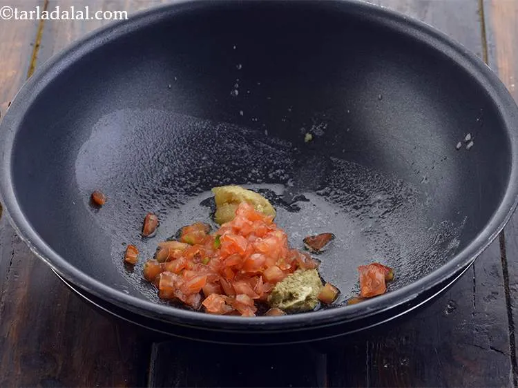 स्टेप 20 – अपनी ग्रेवी की तादाद को बढ़ाने के लिए टमाटर डालें। …