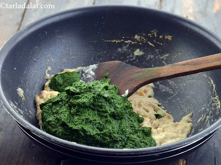 Step 23 – Add the spinach pur&eacute;e into your kadhai.