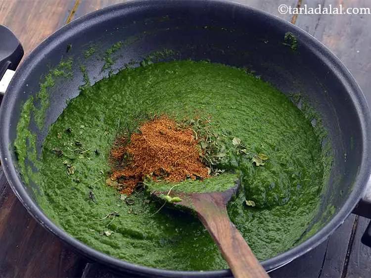 Step 28 – Add punjabi garam masala to load your&nbsp;<strong>Restaurant Style Palak Paneer</strong> with flavors.