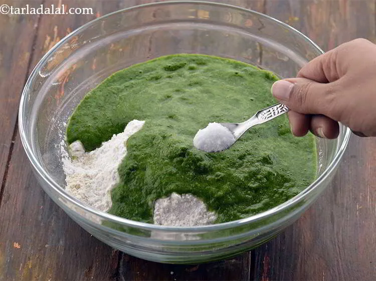 स्टेप 12 – नमक भी डालें। नमक डालते समय सतर्क रहें क्योंकि पालक …