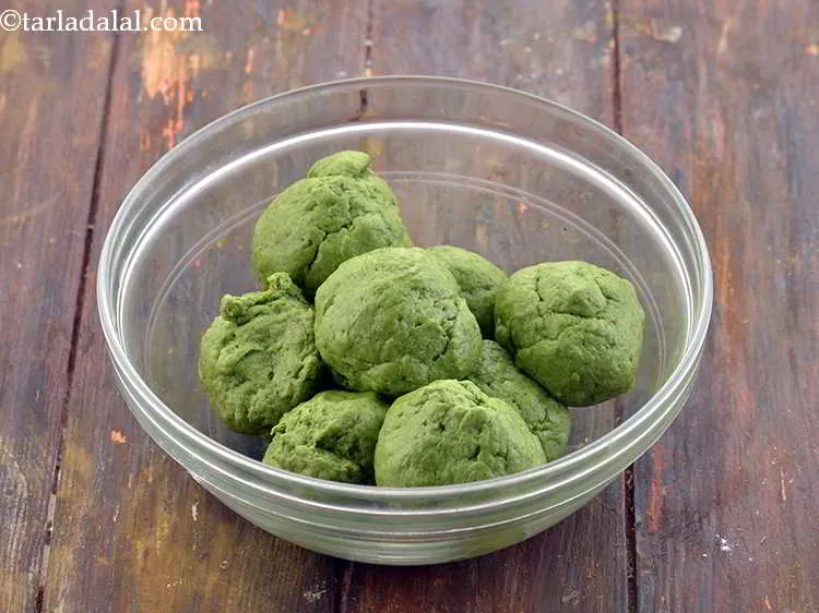 स्टेप 14 – आटा को ८ बराबर भागों में विभाजित करें।