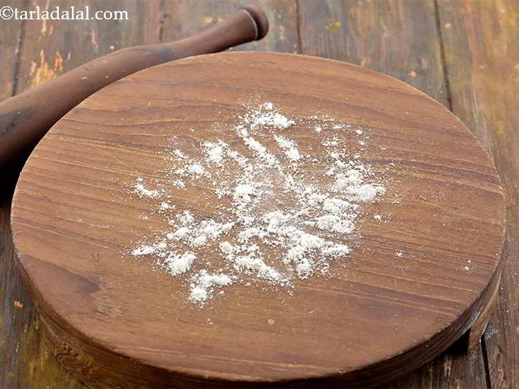 स्टेप 15 – <strong>पालक पराठा</strong> के आटे को चिपकने से रोकने के लिए …