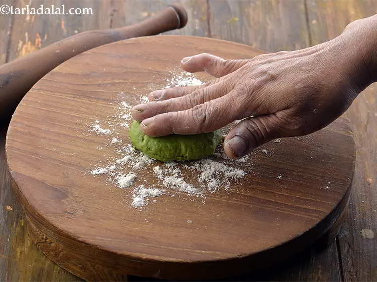 स्टेप 16 – रोलिंग की सतह पर आटे का एक भाग रखें और …