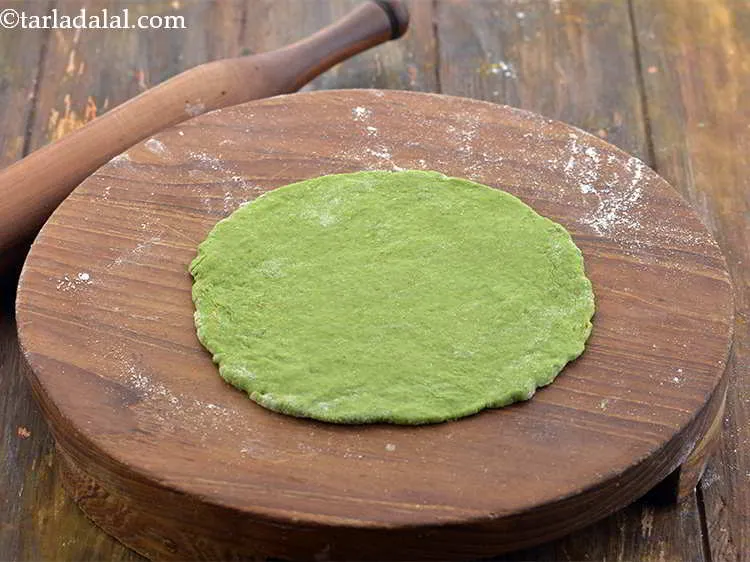 स्टेप 17 – आटे के एक भाग को सुखे आटे में डुबोए और …