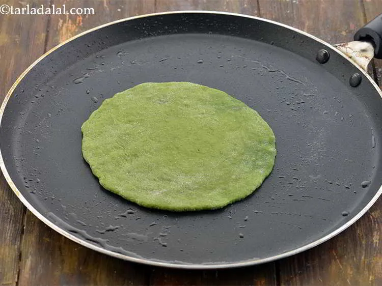 स्टेप 18 – एक नॉन-स्टिक तवा गरम करें और पालक पराठे को निचे …