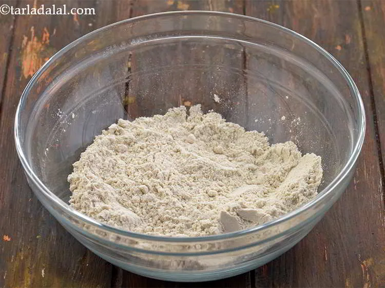 स्टेप 8 – <strong>पालक पराठे</strong> का आटा बनाने के लिए, एक गहरे कटोरे …