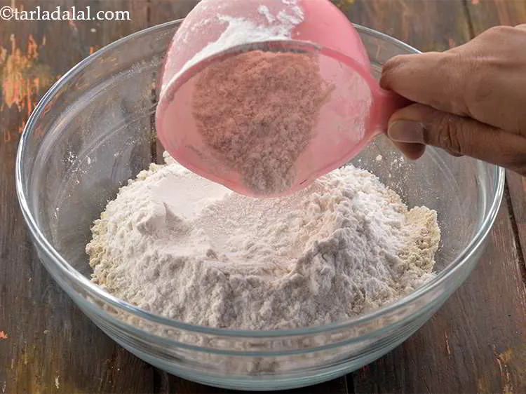 स्टेप 9 – आगे, मैदा डालें। मैदा का उपयोग अक्सर पराठे के व्यंजनों …