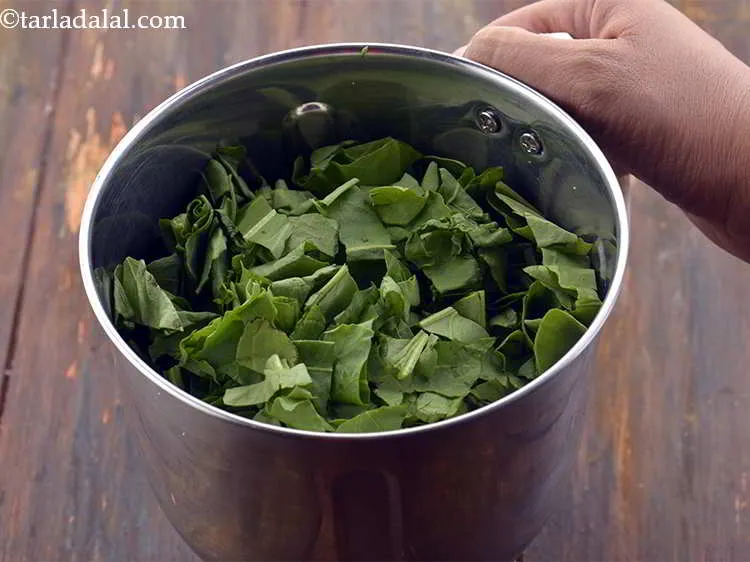 स्टेप 4 – कटे हुए पालक को मिक्सर जार में डालें।