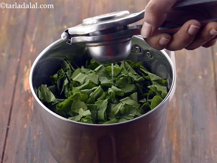 स्टेप 5 – नींबू का रस डालें। यह पालक पराठे के स्वाद को …