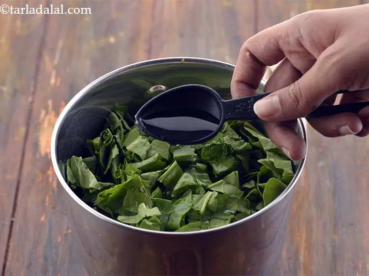 स्टेप 6 – २ टेबलस्पून पानी डालें।