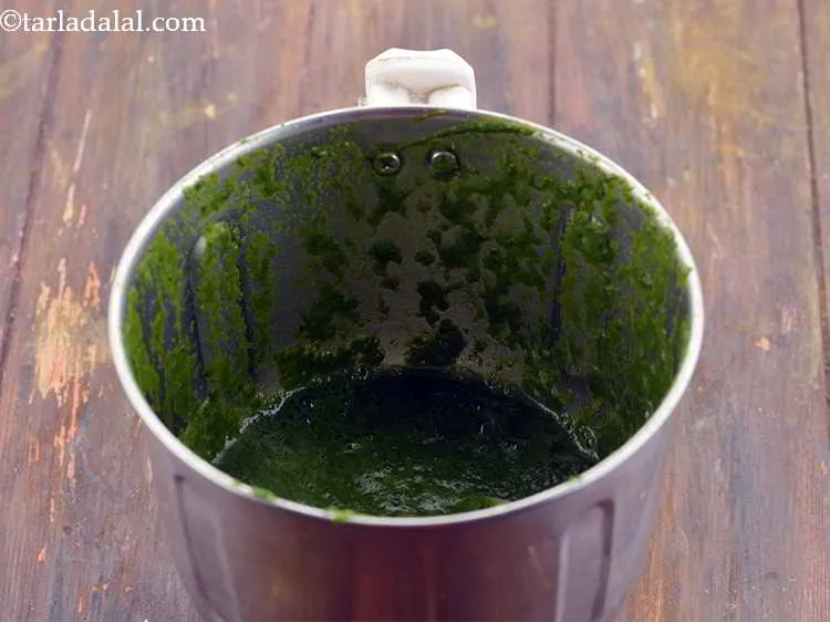 स्टेप 7 – एक मुलायम प्यूरी बनने तक ब्लेंड करें और एक तरफ …