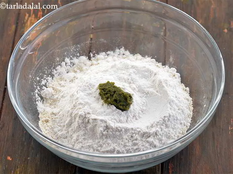 स्टेप 10 – मसाले के लिए हरी मिर्च का पेस्ट डालें। अगर आप …