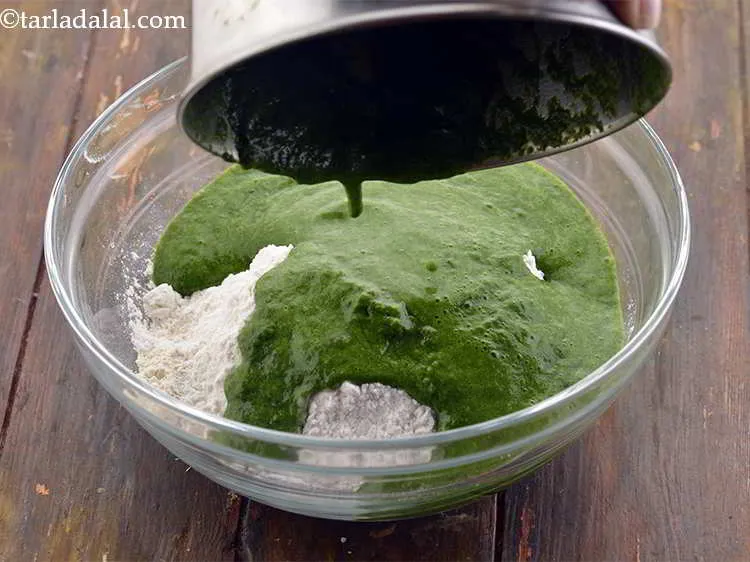 स्टेप 11 – तैयार पालक प्यूरी डालें। यह ताजा बना प्यूरी <strong>पालक पराठे</strong> …