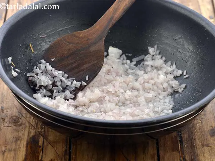 स्टेप 13 – प्याज़ डालें और मध्यम आँच पर पारदर्शी होने तक भून …