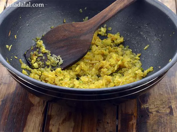 स्टेप 17 – अंत में हल्दी पाउडर डालें और मध्यम आंच पर १ …