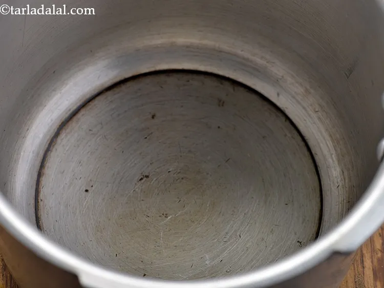 स्टेप 13 – <strong>पांच धन खिचड़ी</strong> बनाने के लिए, प्रेशर कुकर में तेल …