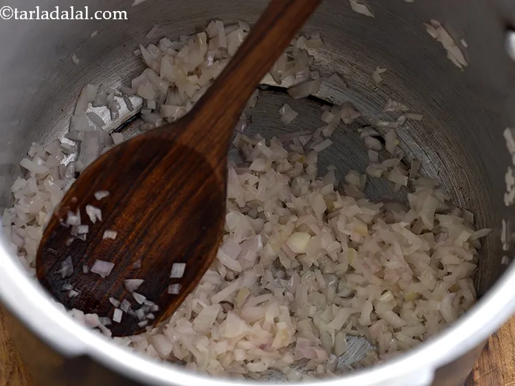 स्टेप 14 – तेल गरम होने पर उसमें प्याज़ डालकर मध्यम आंच पर …