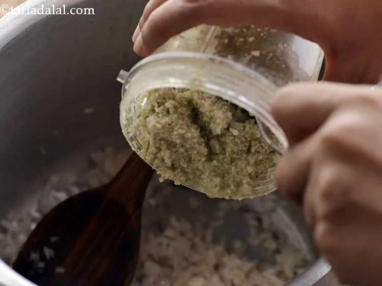 स्टेप 15 – तैयार पेस्ट डालें। यह <strong>पांच धन खिचड़ी</strong> के स्वाद को …