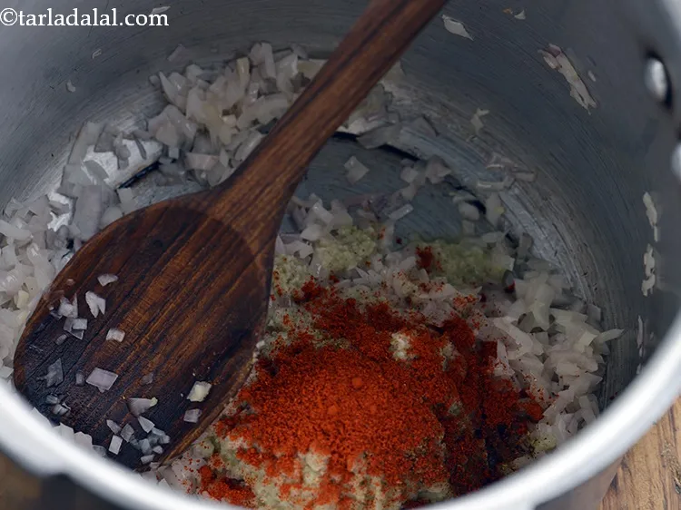 स्टेप 17 – मिर्च पाउडर डालें। अपनी पसंद के अनुसार समायोजित करें।