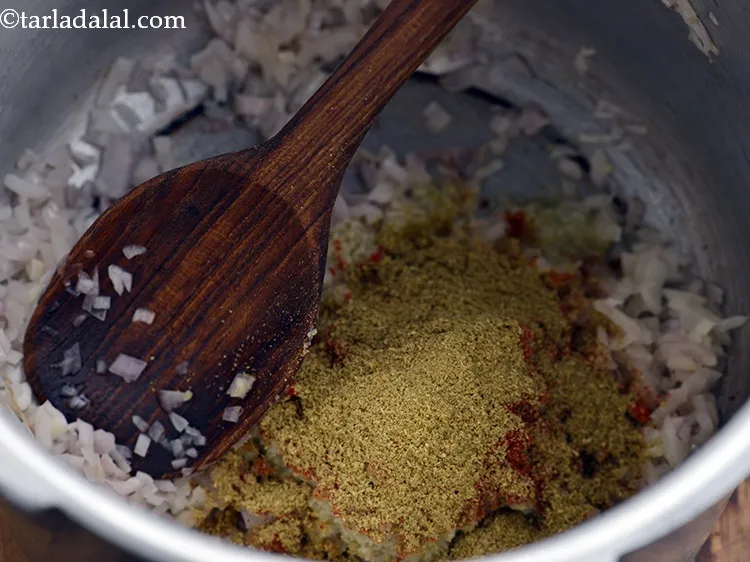 स्टेप 18 – धनिया-जीरा पाउडर डालें।