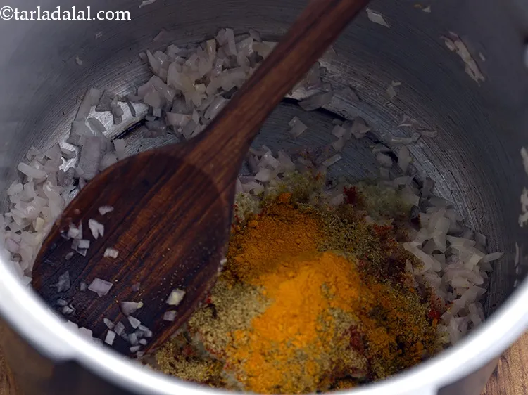 स्टेप 19 – हल्दी पाउडर डालें।