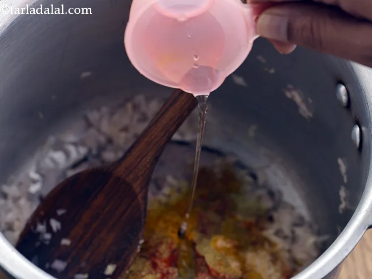 स्टेप 20 – नमक और १/४ कप पानी डालें।