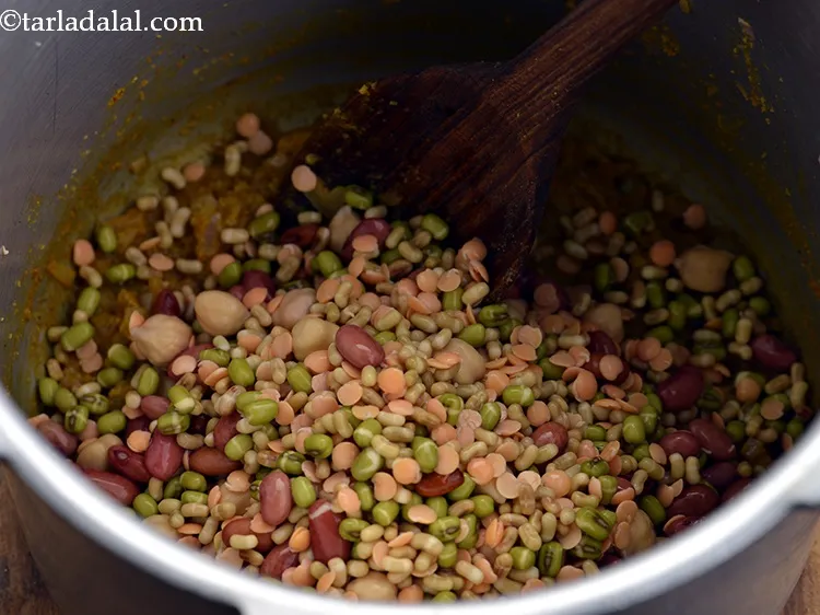 स्टेप 22 – सभी धान डालें। पांच धन खिचड़ी को और पौष्टिक बनाने …