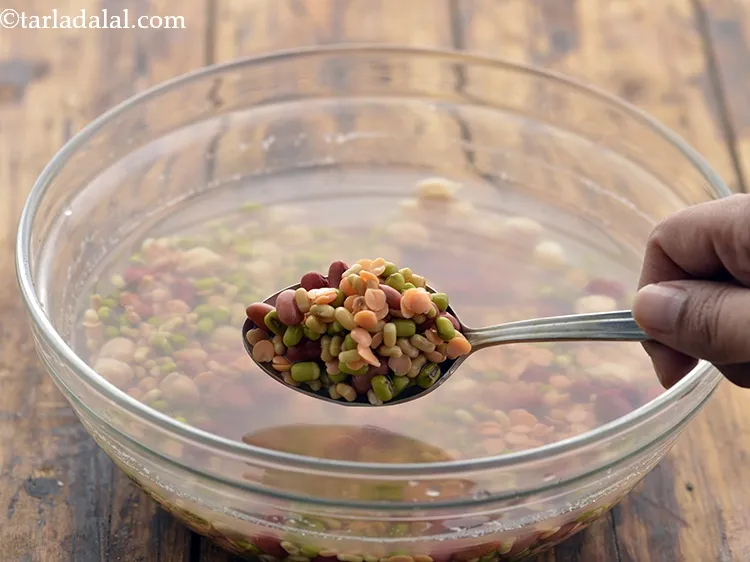 स्टेप 9 – पर्याप्त पानी में डुबोकर ८ घंटे के लिए भिगो दें।