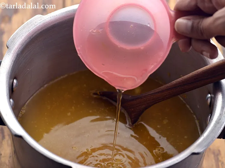 स्टेप 24 – ४ कप पानी डालें। पांच धन खिचड़ी पकाने की प्रक्रिया …