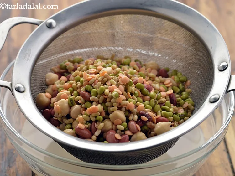 स्टेप 10 – ८ घंटे बाद इन्हें छान कर अलग रख दें।