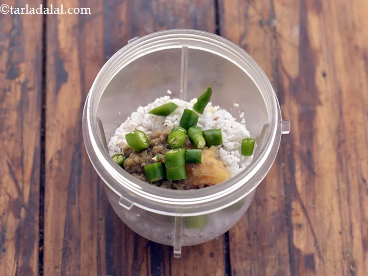 स्टेप 4 – बारीक कटी हुई हरी मिर्च डालें।