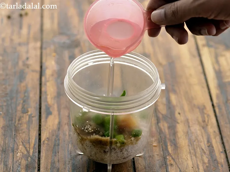 स्टेप 5 – १/४ कप पानी डालें।