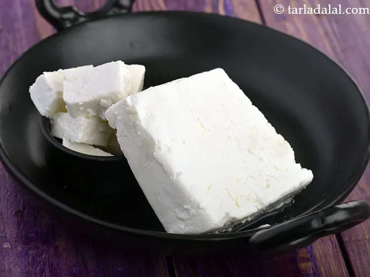 स्टेप 3 – <strong>पनीर भरवां मशरूम</strong> के लिए पनीर स्टफिंग बनाने के लिए …