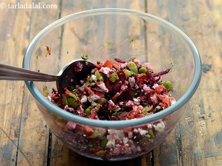Step 15 – Mix well using a spoon. Keep the stuffing of <strong>paneer and vegetable paratha </strong>aside.