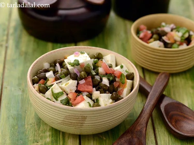 Step 22 – <div> Serve the<strong> paneer aur hara chane ka salad&nbsp;</strong>garnished with coriander.&nbsp;</div>