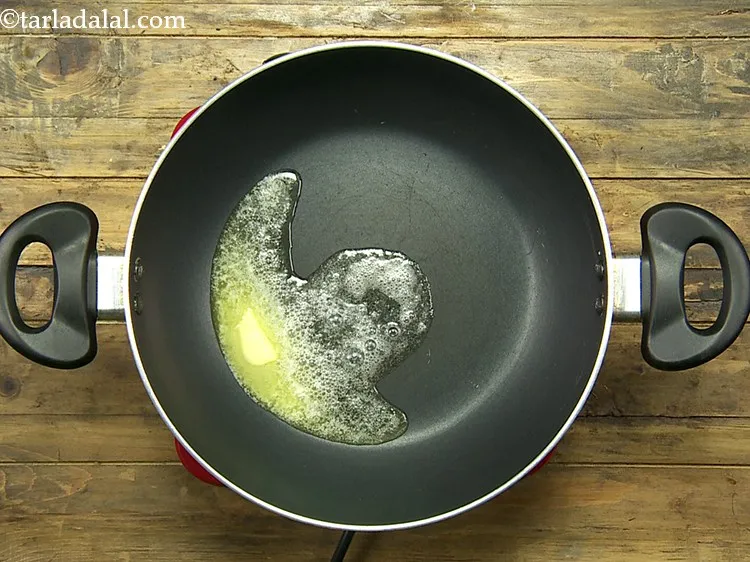 स्टेप 1 – <strong>पनीर बटर मसाला</strong> बनाने के लिए, एक गहरे नॉन-स्टिक पैन …