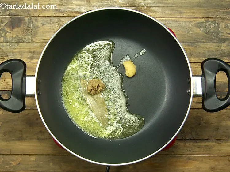 स्टेप 15 – अदरक का पेस्ट और लहसुन का पेस्ट डालें। वैकल्पिक रूप …