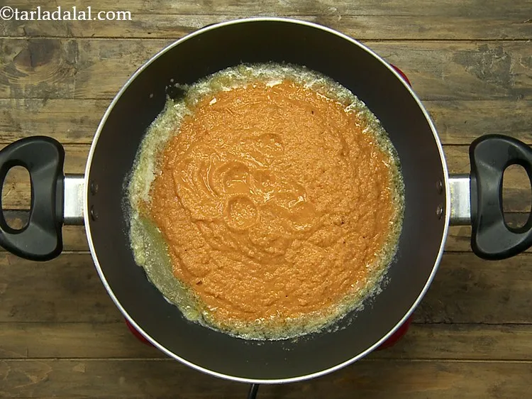 स्टेप 17 – तैयार टमाटर-प्याज की प्यूरी डालें।